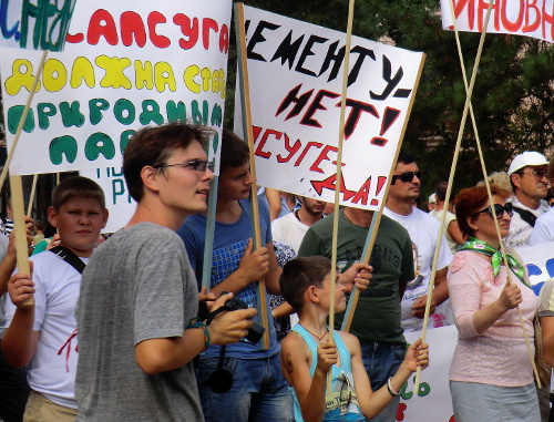 Митинг против добычи цемента в Абинском районе. Краснодарский край, город Абинск, 17 августа 2013 г. Фото Натальи Дорохиной для "Кавказского узла"