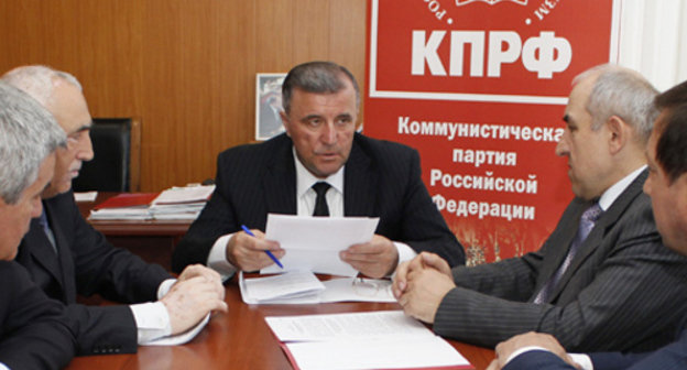 Заседание фракции КПРФ при Народном Собрании Республики Дагестан. В центре - Махмуд Махмудов. Апрель 2013 г. Фото: http://nsrd.ru