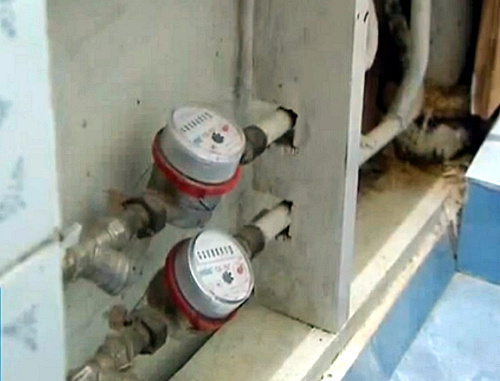 Общедомовые приборы учета в подвале жилого дома в Черкесске. Кадр из видеорепортажа  http://stolica-kchr.ru