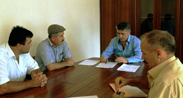 Представитель ФЛНКА в Дагестане Руслан Гереев, член Совета Старейшин с. Храх-Уба Курбанали Шерифалиев, председатель дагестанской региональной организации «Общественный Совет села Храх-уба» Бахтияр Мамедов (справа) на встрече с депутатом Госдумы РФ Мамедом Абасовым (второй справа). Махачкала, 7 сентября 2013 г. Фото: http://flnka.ru