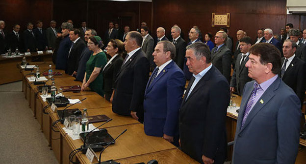 Депутаты парламента Ингушетии выбирают главу республики. Магас, 8 сентября 2013 г. Фото: http://www.ingushetia.ru/photo/archives/019276.shtml