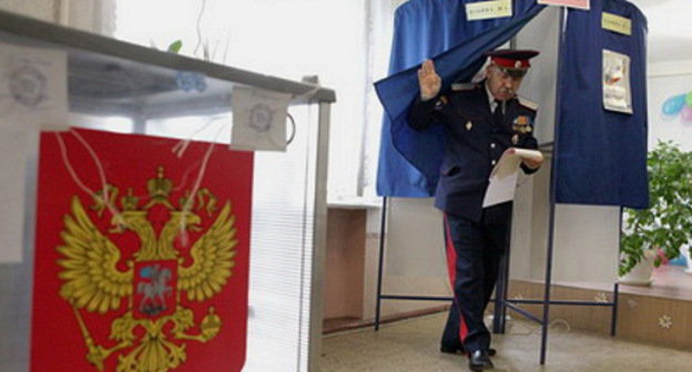 Голосование на выборах в законодательное собрание Ростовской области. Избирательный участке № 45 в Азове. 8 сентября 2013 г. Фото: http://ikro.ru