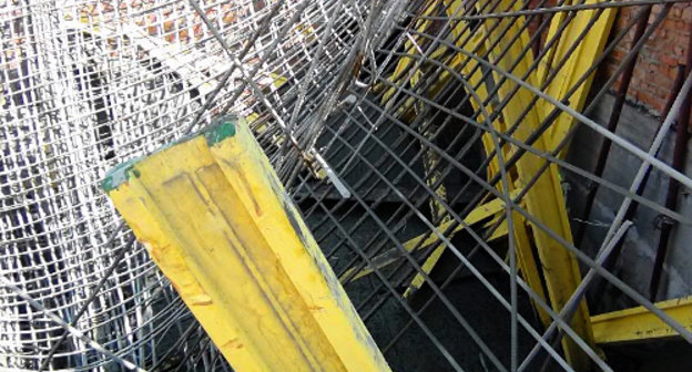 Обрушение кровли в здании спортшколы. Северная Осетия, поселок Ногир, 13 сентября 2013 г. Фото пресс-службы ГУ МЧС по РСО-Алания, http://www.15.mchs.gov.ru