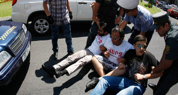 Полиция задерживает участников сидячей забастовки у здания мэрии Еревана. 1 августа 2013 г. Фото: © PanARMENIAN Photo/Hrant Khachatryan