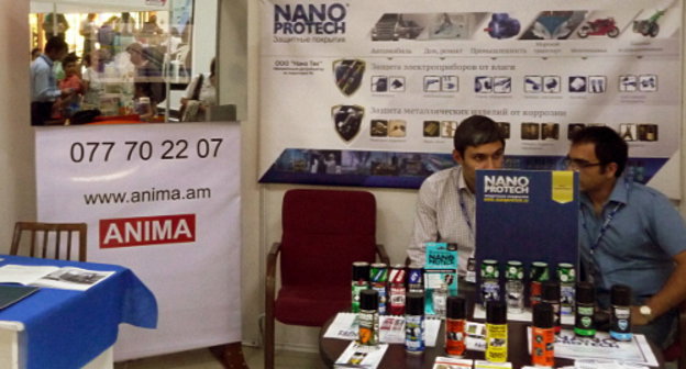 Армянская компания ANIMA представляет на выставке Armenia EXPO-2013 свою продукцию, основанную на немецкой технологии - зеркальный телевизор. Ереван. 13 сентября 2013 г. 