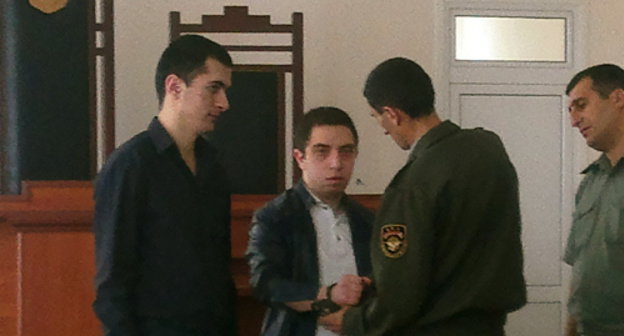 После заседания Апелляционного суда Нагорного Карабаха по делу о шпионаже. Студентов Рафаела Авагяна и Давида Барсегяна уводят конвоиры. Степанакерт, 13 сентября 2013 г. Фото Алвард Григорян для "Кавказского узла"
