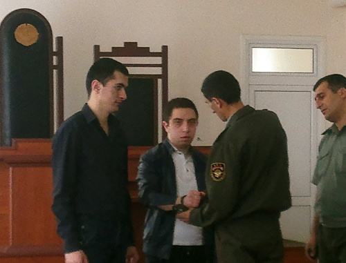 После заседания Апелляционного суда Нагорного Карабаха по делу о шпионаже. Студентов Рафаела Авагяна и Давида Барсегяна уводят конвоиры. Степанакерт, 13 сентября 2013 г. Фото Алвард Григорян для "Кавказского узла"