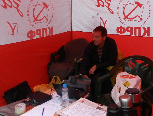 В палатке общественной приемной депутатов фракции КПРФ собирают подписи за отмену результатов выборов. Волгоград, 15 сентября 2013 г. Фото Татьяны Филимоновой для "Кавказского узла" 
