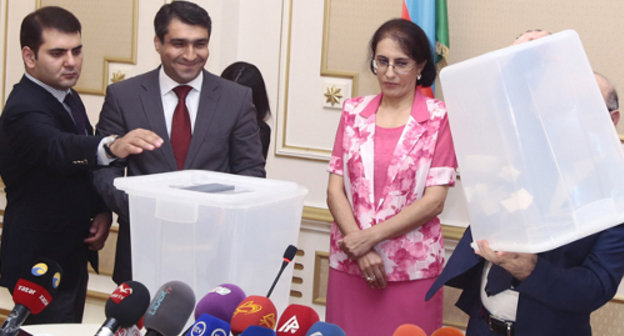 Жеребьевка по предоставлению бесплатного эфирного времени кандидатам в президенты в ЦИК Азербайджана. Баку, 16 сентября 2013 г. Фото пресс-службы ЦИК Азербайджана, http://www.msk.gov.az