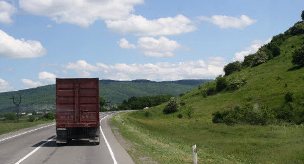 Северная Осетия, Кировский район, трасса в районе станицы Змейской. Фото:  kikiwis, http://www.panoramio.com