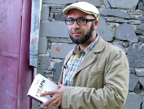 Азербайджанский писатель Сеймур Байджан со своим романом "Гугарк". Грузия, село Текали, 16 сентября 2013 г. Фото Эдиты Бадасян для "Кавказского узла"