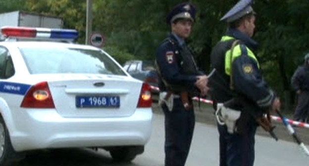 Сотрудники полиции на месте перестрелки. Ростовская область, Аксай, 8 сентября 2013 г. Кадр из видеосъемки пресс-службы ГУ МВД России по Ростовской области