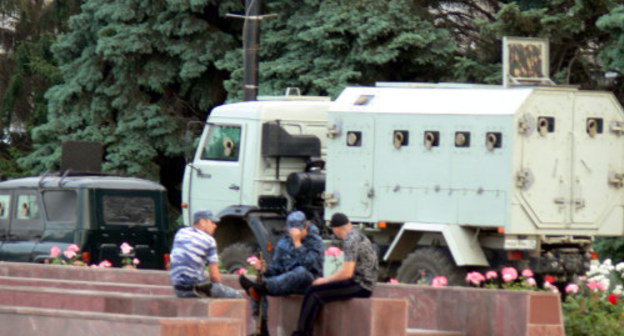 У мэрии Махачкалы в день ареста Саида Амирова. 1 июня 2013 г. Фото Патимат Махмудовой для "Кавказского узла"