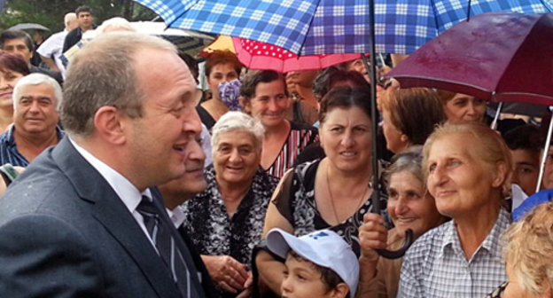 Кандидат в президенты Грузии от правящей коалиции "Грузинская мечта" Георгий Маргвелашвили во время встречи с избирателями в Кахети. 21 августа 2013 г. Фото: http://www.humanrights.ge