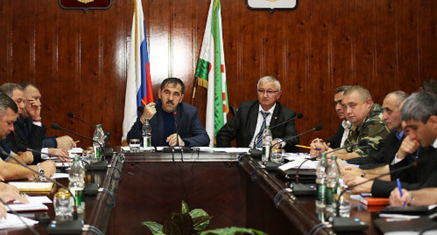 Экстренное заседание антитеррористической комиссии в администрации Сунженского района Ингушетии 16 сентября 2013 г. Фото Пресс-служба Главы РИ, опубликованное на официальном сайте администрации Сунженского района, http://www.sunja-ri.ru/index.php/info/news/692-2013-09-17-05-17-56.html