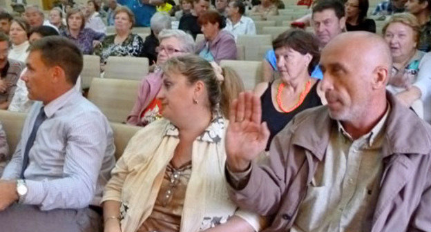 Участники слушаний по вопросу снятия с 28 памятников природы статуса особо охраняемых территорий. Сочи, 17 сентября 2013 г. Фото Светланы Кравченко для "Кавказского узла"