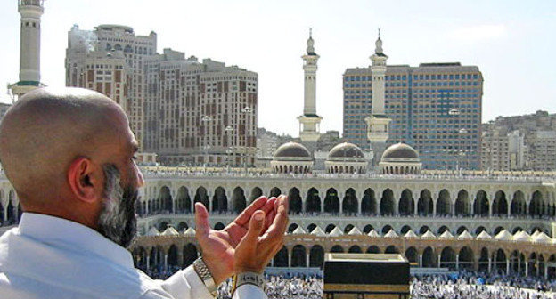 Молящийся у мечети Масджид аль-Харам. Саудовская Аравия. Фото: Ali Mansuri, http://commons.wikimedia.org/