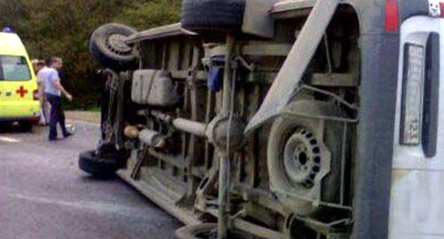 Авария с участием маршрутного такси в Динском районе Краснодарского края. 20 сентября 2013 г. Фото пресс-службы ГУ МЧС по Краснодарскому краю, www.23.mchs.gov.ru