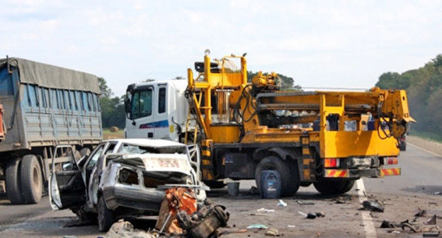 На месте ДТП с участием маршрутного такси. Краснодарский край, 20 сентября 2013 г. Фото: ГУ МВД России по Краснодарскому краю, http://23.mvd.ru/