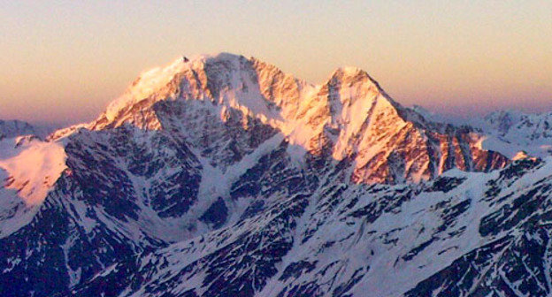Вершина Донгузорун-Чегет-Карабаши, Кабардино-Балкария. Фото: Vladimir Yu. Arkhipov, Arkhivov, http://ru.wikipedia.org/