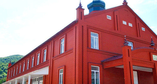 Мечеть в селении Дуба-Юрт в Шалинском районе Чечни. Фото: Салман Д, http://ru.wikipedia.org