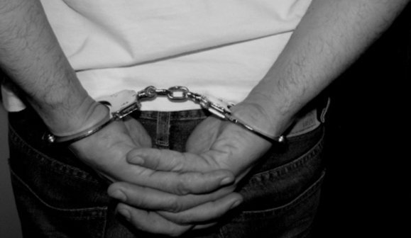 Руки, скованные наручниками. Фото: 
.v1ctor Casale., http://www.flickr.com/photos/v1ctor