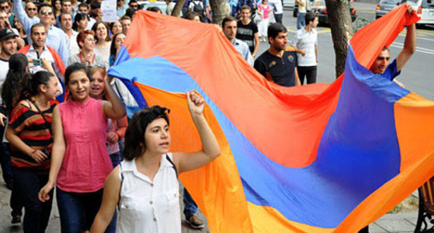 Армения, Ереван, 21 сентября 2013 г. Шествие, организованное оппозиционными партиями и общественными организациями по случаю 22-летней годовщины независимости Армении. Фото: http://hetq.am/arm/news/29522/thousands-in-yerevan-march-on-presidential-palace-to-reclaim-armenias-independence.html