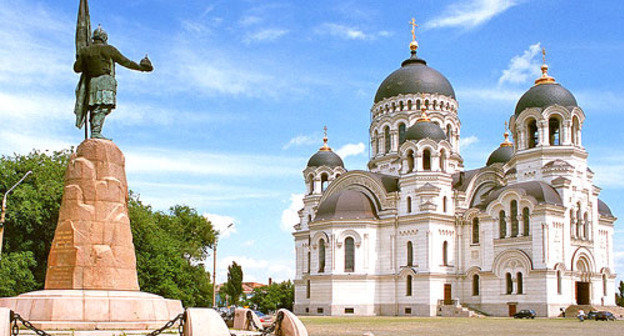 Новочеркасский кафедральный собор и памятник Ермаку. Новочеркасск, Ростовская область. Фото: Антон Денисенко, http://commons.wikimedia.org/