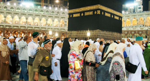 Паломники из Дагестана совершают семикратный обход Каабы. Саудовская Аравия, Мекка, ноябрь 2012 г. Фото: http://www.islamdag.ru/news/10881