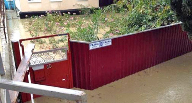 Дома, подтопленные из-за обильных осадков в Лазаревском районе, Сочи, 24 сентября 2013 г. Фото: Пресс-служба ГУ МЧС по Краснодарскому краю