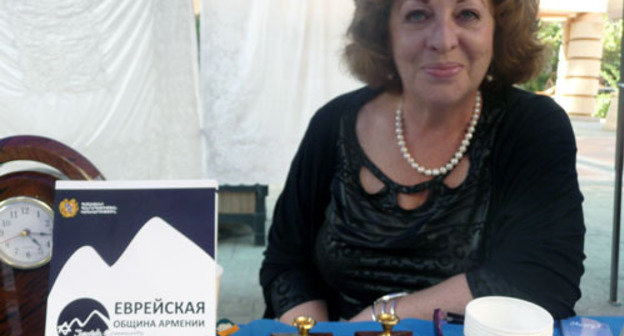 Аделина Левшиц в павильоне Израиля во время  фестиваля «Страны под одной крышей». Ереван, 22 сентября 2013 г. Фото Армине Мартиросян для "Кавказского узла"