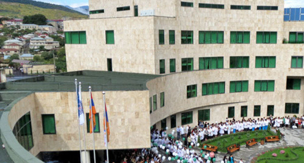 Открытие нового здание республиканской больницы. Нагорный Карабах, Степанакерт, 24 сентября 2013 г. Фото Алвард Григорян для "Кавказского узла"