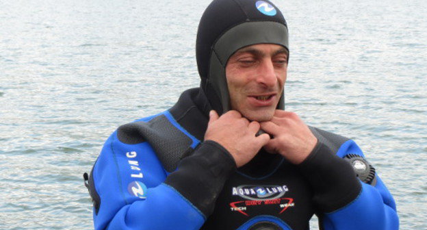 Водолаз Спасательной службы Нагорного Карабаха Нвер Абрамян принимает участие в международной акции по очистке водоемов от мусора в память о знаменитом французском океанографе Жаке-Иве Кусто. Нагорный Карабах, Мартакертский район, Сарсангское водохранилище, 29 сентября 2013 г. Фото Алвард Григорян для "Кавказского узла"