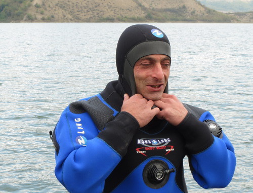 Водолаз Спасательной службы Нагорного Карабаха Нвер Абрамян принимает участие в международной акции по очистке водоемов от мусора в память о знаменитом французском океанографе Жаке-Иве Кусто. Нагорный Карабах, Мартакертский район, Сарсангское водохранилище, 29 сентября 2013 г. Фото Алвард Григорян для "Кавказского узла"