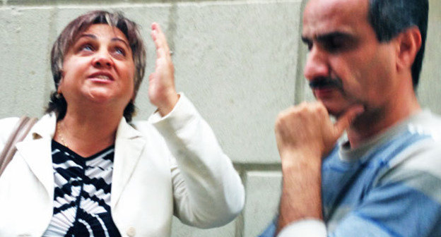 Супруга и брат Гилала Мамедова - Бахар Мамедова и Имран Мамедов после оглашения приговора. Баку, 27 сентября 2013 г. Фот Парваны Байрамовой для "Кавказского узла"