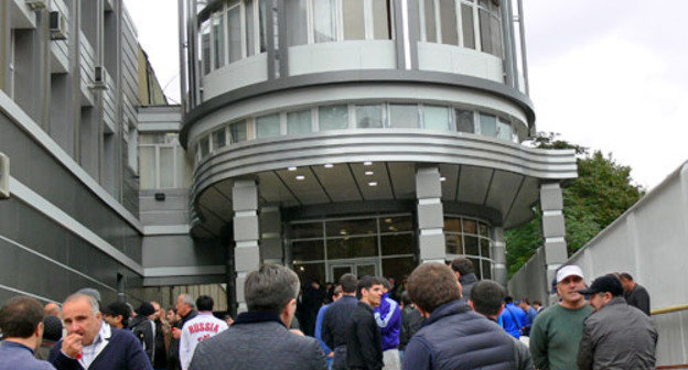 У здания Пенсионного фонда для поддержки Муртазалиева собрались его земляки. Махачкала, 20 сентября 2013 г. Фото Патимат Махмудовой для "Кавказского узла"