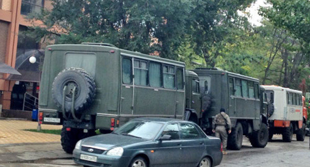 В отделении Пенсионного фонда России по Дагестану сотрудники правоохранительных органов проводят выемку документов. Махачкала, 30 сентября 2013 г. Фото Патимат Махмудовой для "Кавказского узла"