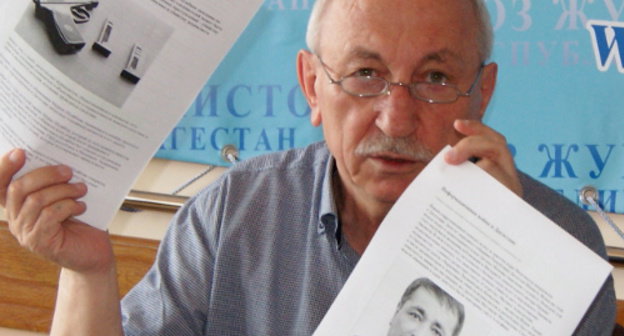 Председатель Союза журналистов Дагестана Али Камалов на пресс-конференции, посвященной ходу расследования убийства учредителя газеты "Черновик" Хаджимурада Камалова. Махачкала, 26 июня 2013 г. Фото "Кавказского узла" 