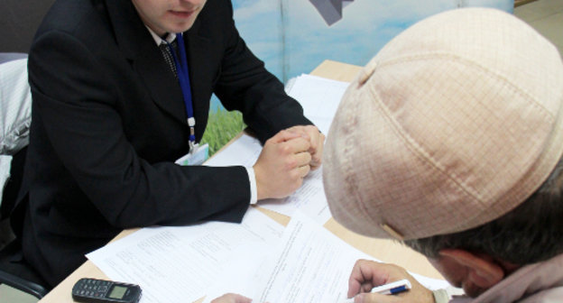 На ярмарке вакансий в Центре занятости населения в Махачкале.  26 сентября 2013 г. Фото предоставлено Министерством труда и социального развития Дагестана