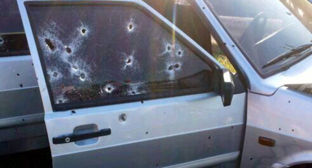 Машина, в которой были расстреляны секретаря Совета безопасности Ингушетии Ахмет Котиева и сотрудник полиции Руслан Котиев. Ингушетия, Малгобекский район, село Нижний Ачалуки, 27 августа 2013 г. Фото: 06.mvd.ru 