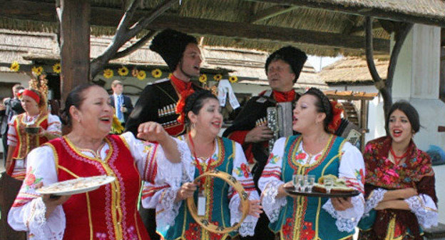 Выступление народного коллектива во время проведения XII Международного инвестиционного форума "Сочи-2013". Сочи, сентябрь 2013 г. Фото http://fedpress.ru/