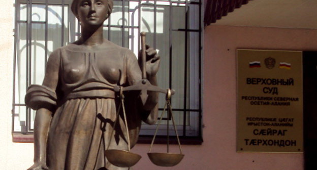 У входа в здание Верховного суда Северной Осетии. Фото Эммы Марзоевой для "Кавказского узла"