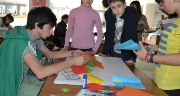 Участники слета юнкоров в Махачкале. 30 сентября 2013 г. Фото предоставлено редакцией газеты "Орленок-Дагестан"