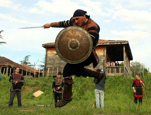 Выступление участника ассоциации "Шавпаросаниеби" на фестивале народного творчества "Артгени" в Цинандали. Грузия, 2012 г. Фото: https://www.facebook.com/shavparosnebi