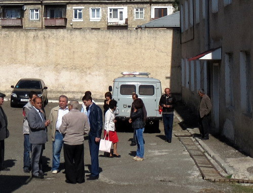 Нагорный Карабах, Степанакерт, 27 сентября 2013 г. Родные осужденных за шпионаж студентов во дворе Апелляционного суда. Фото Алвард Григорян для "Кавказского узла"