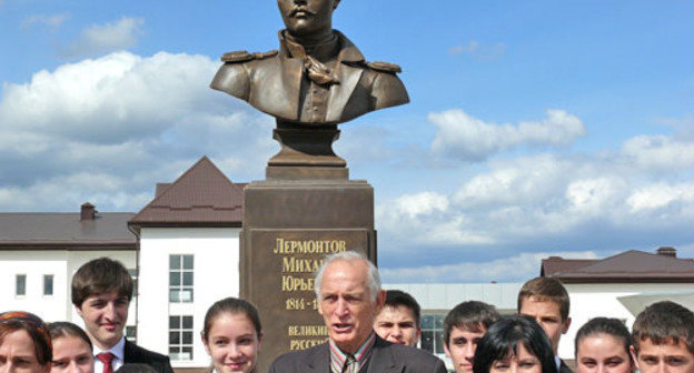 Открытие памятника Михаилу Лермонтову в городе Терек. КБР, 27 сентября 2013 г. Фото Людмилы Маратовой для "Кавказского узла"