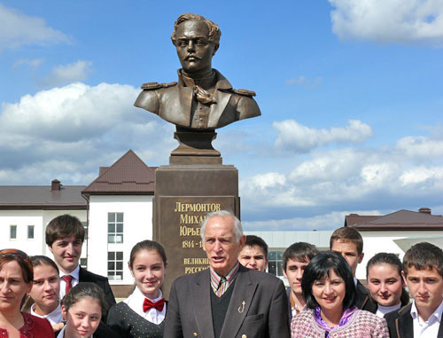 Открытие памятника Михаилу Лермонтову в городе Терек. КБР, 27 сентября 2013 г. Фото Людмилы Маратовой для "Кавказского узла"