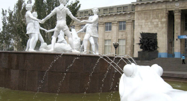 Закончился ремонт фонтана "Детский хоровод", расположенного на привокзальной площади Волгограда. 5 октября 2013 г. Фото Вячеслава Ященко для "Кавказского узла"