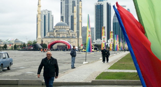 Чечня, Грозный, 5 октября 2013 года. Площадь перед зданием мэрии и мечетью "Сердце Чечни". На заднем плане - комплекс высотных зданий "Грозный-Сити". Фото "Кавказского узла"