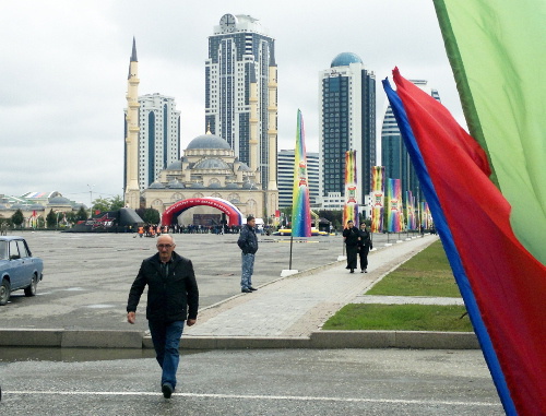 Чечня, Грозный, 5 октября 2013 года. Площадь перед зданием мэрии и мечетью "Сердце Чечни". На заднем плане - комплекс высотных зданий "Грозный-Сити". Фото "Кавказского узла"